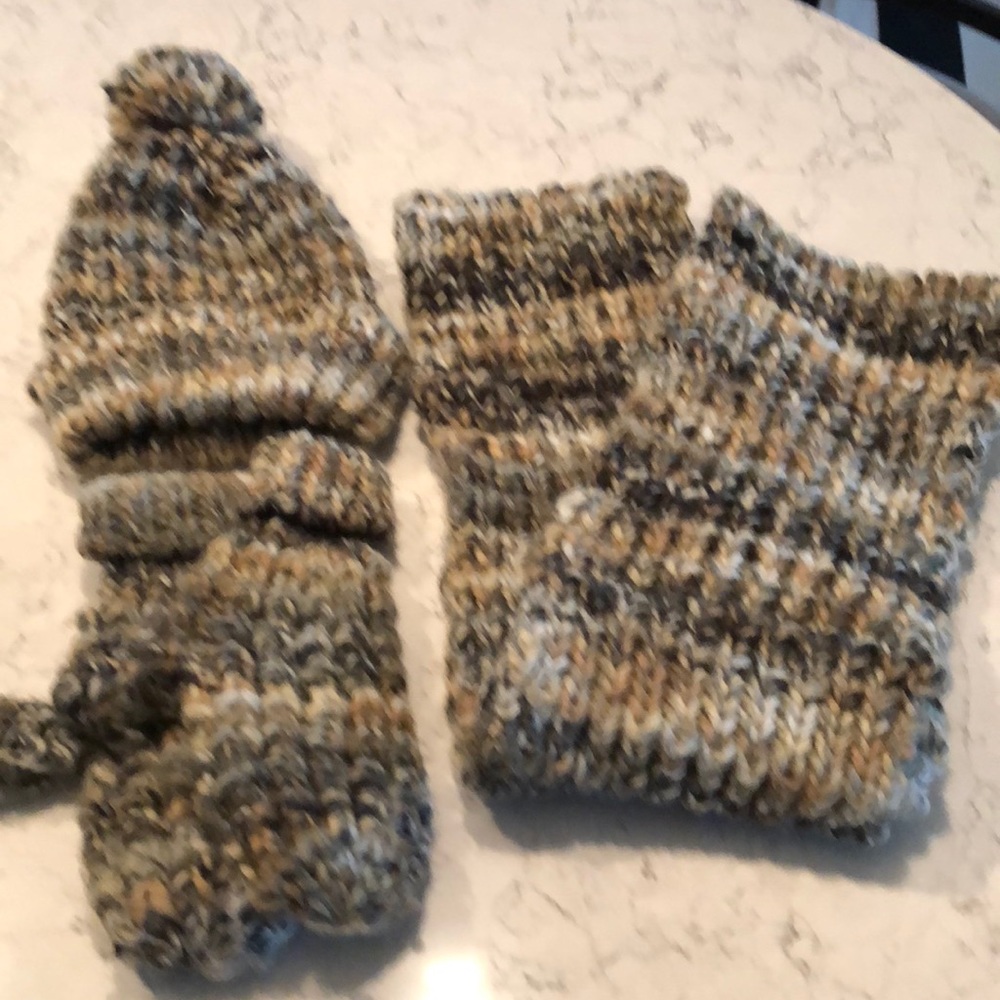 Herbergers scarf, hat, and mittens set